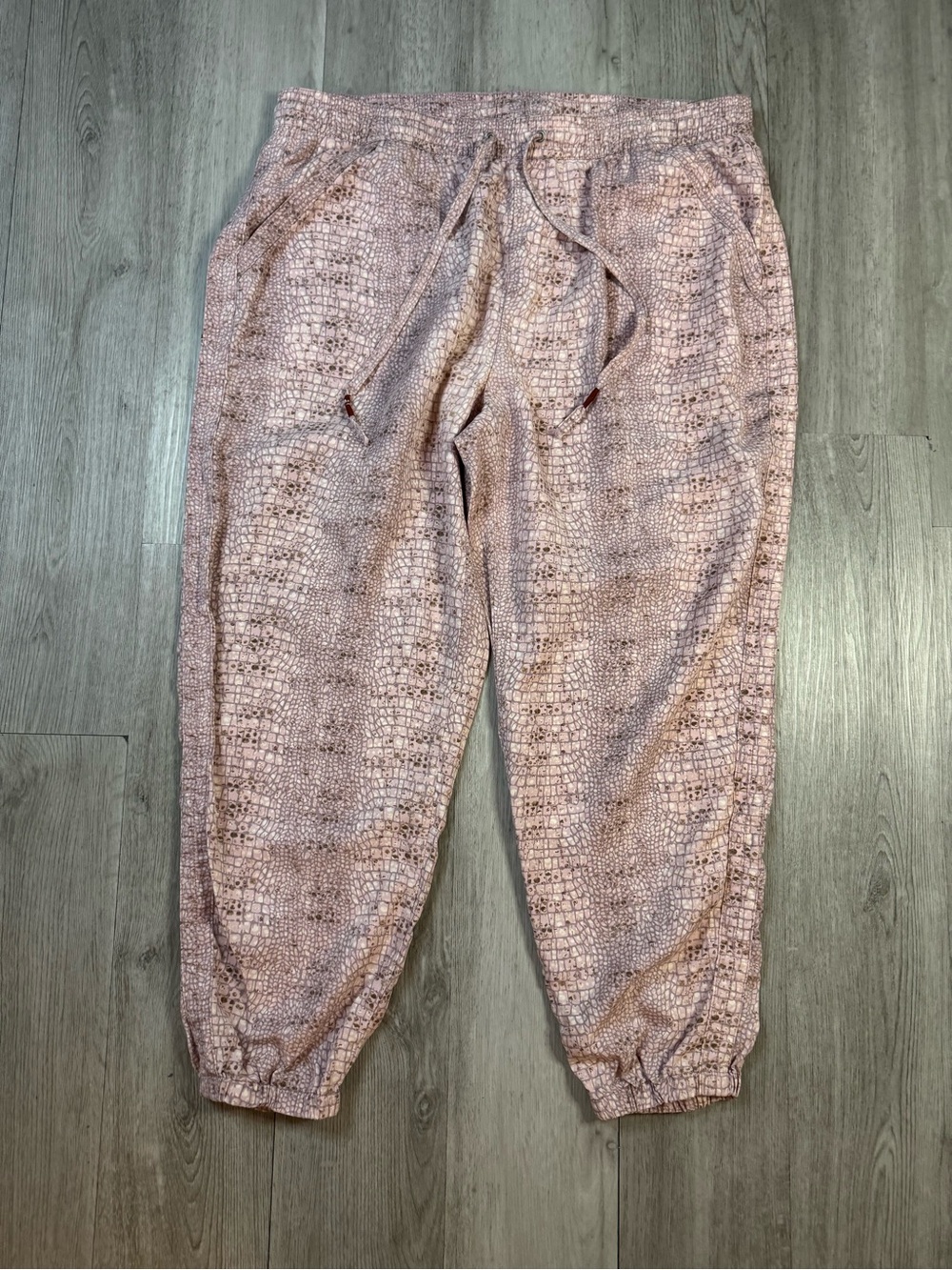 Anthropologie Orana Printed Joggers Pink Snakeskin Print Pants Women’s Size 1X.